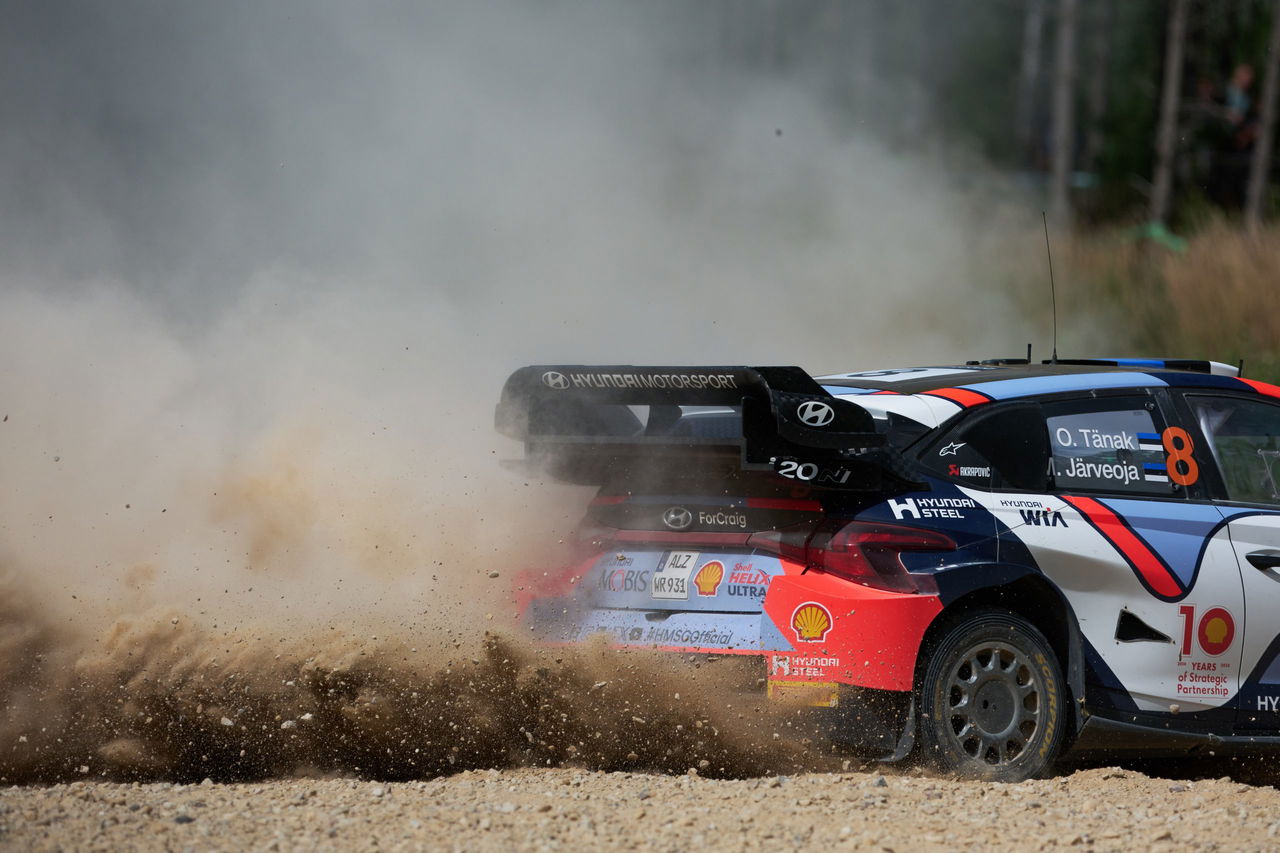 Hyundai i20 de Ott Tänak en acción, levantando polvo en el Rally de Letonia.