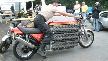 Una moto con motor de 48 cilindros, diseño extremo.