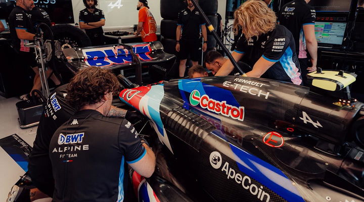 Ajustes en el monoplaza de Alpine Renault en el pit lane.