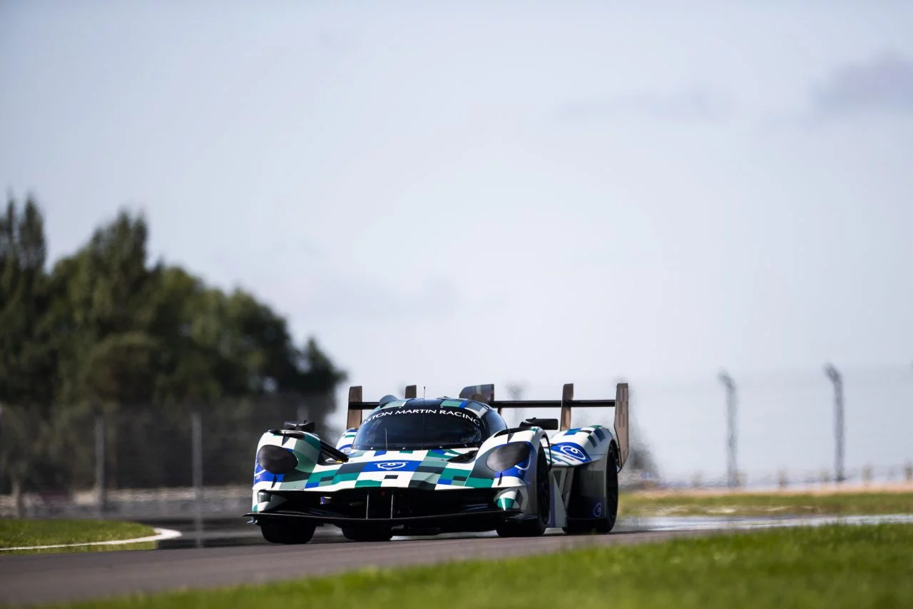 Vista dinámica del Aston Martin Valkyrie AMR en pruebas de circuito.