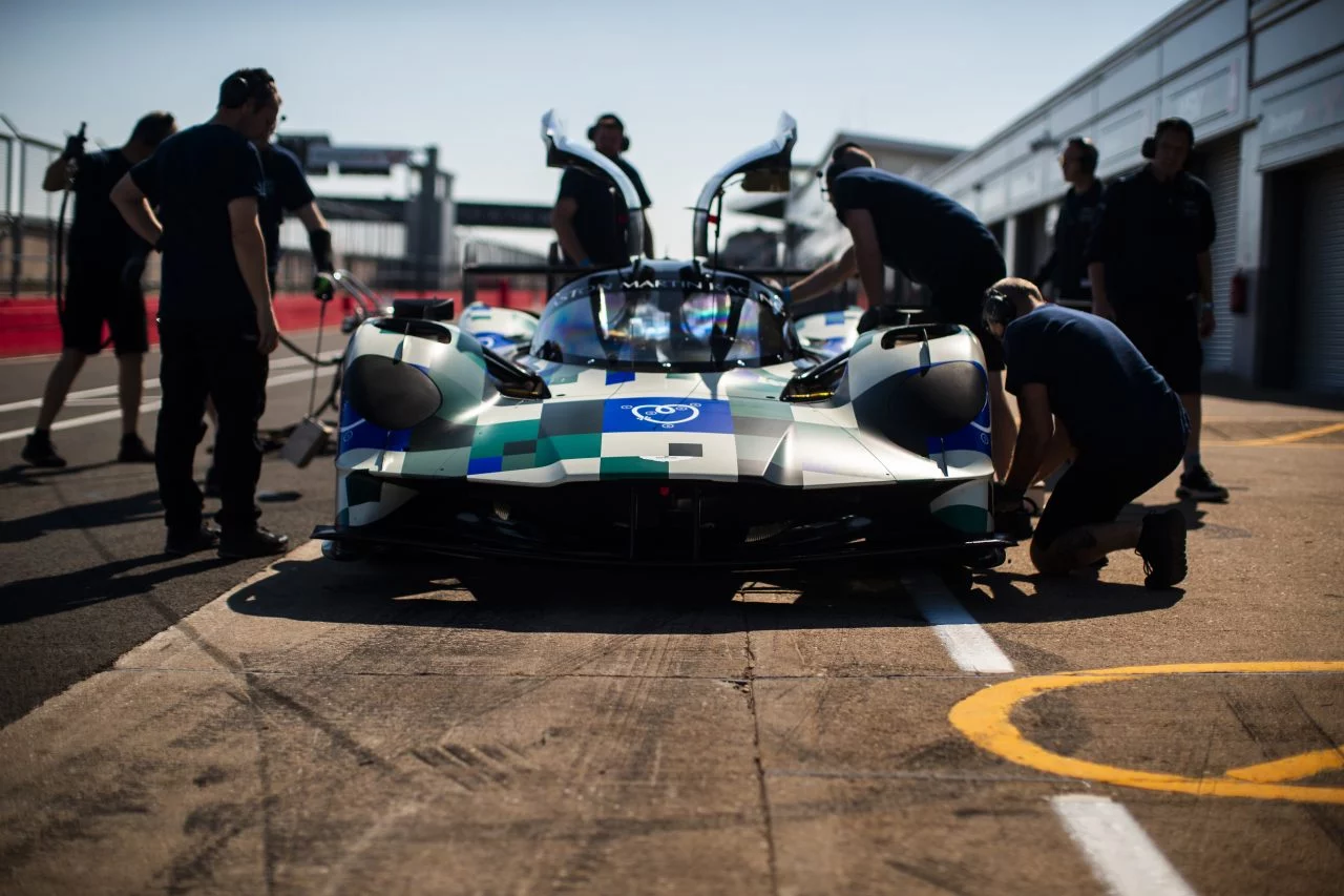 El Aston Martin Valkyrie AMR-LMH es revisado por el equipo técnico.