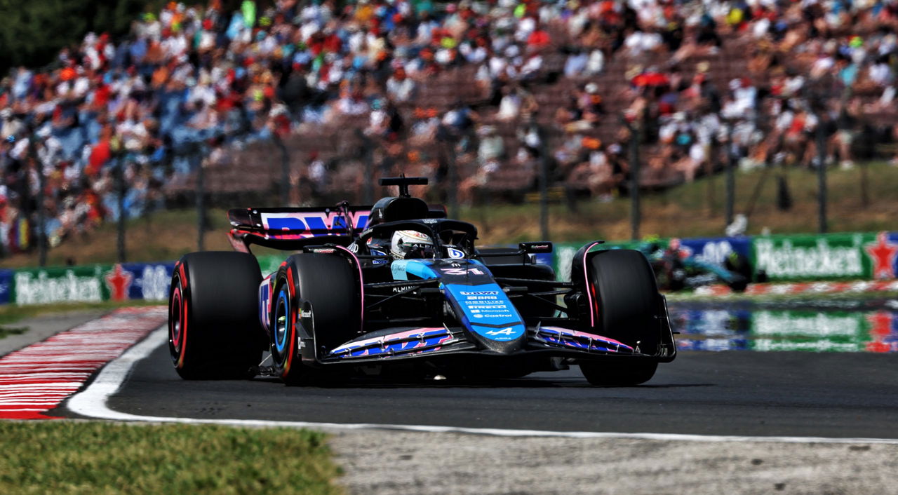 Vista lateral del BWT-Alpine F1 en acción durante el GP de Hungría 2024