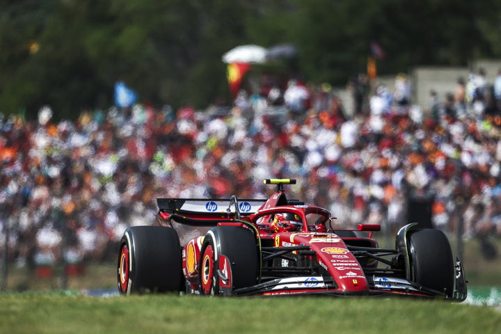 Carlos Sainz luchando en el GP de Hungría 2024 con su monoplaza