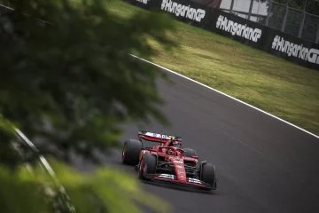 Ferrari SF-XX trazando curva en Hungría con maestría.
