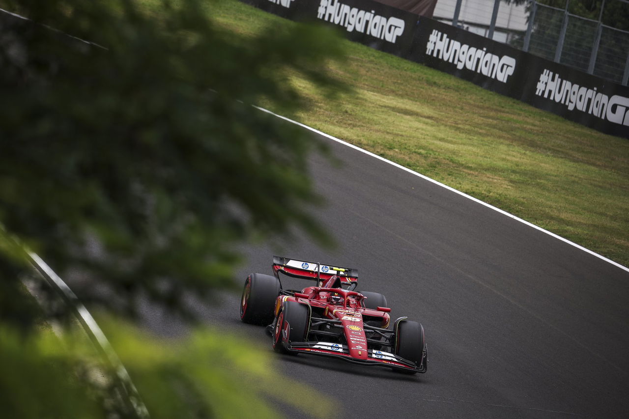 Ferrari SF-XX trazando curva en Hungría con maestría.