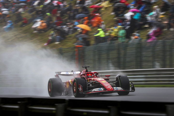 Leclerc dominando Spa con su Ferrari bajo una lluvia intensa.