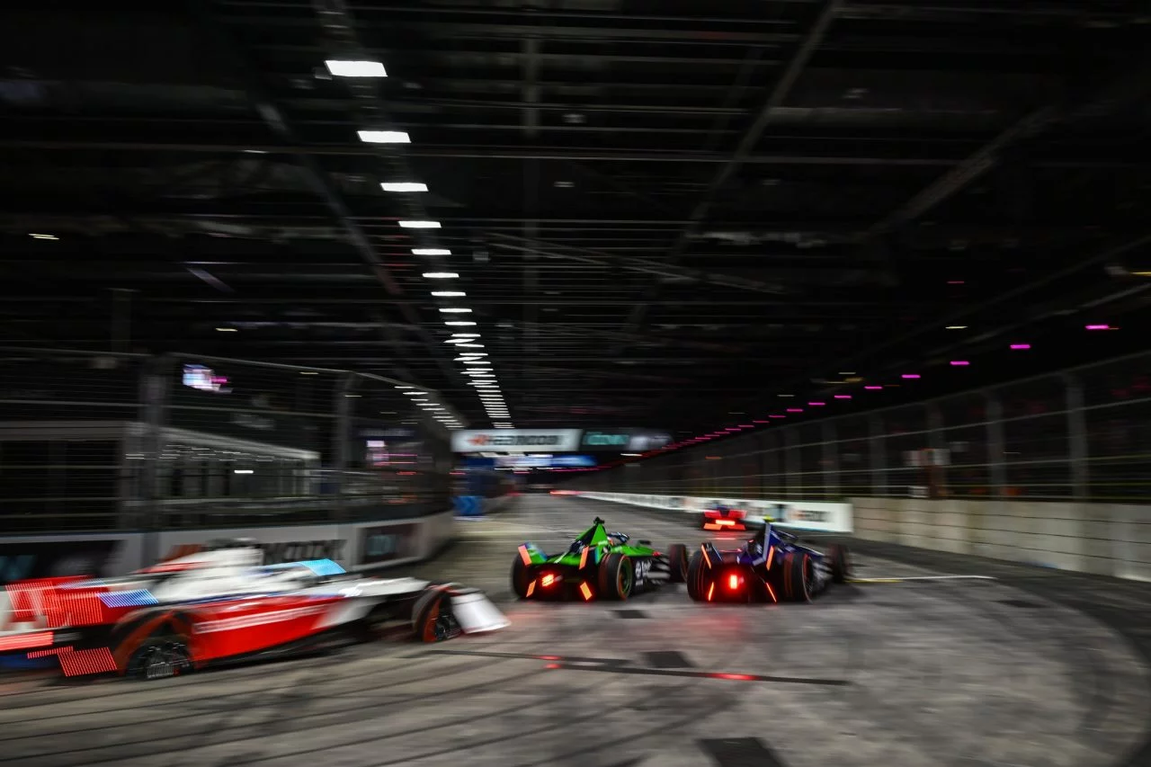 Pascal Wehrlein lidera el pelotón en un circuito urbano nocturno.