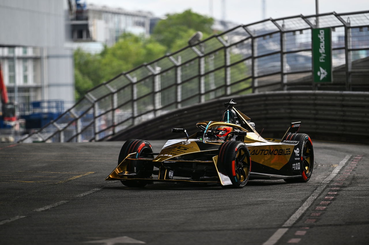 Pascal Wehrlein pilotando su Jaguar hacia la victoria en el campeonato.