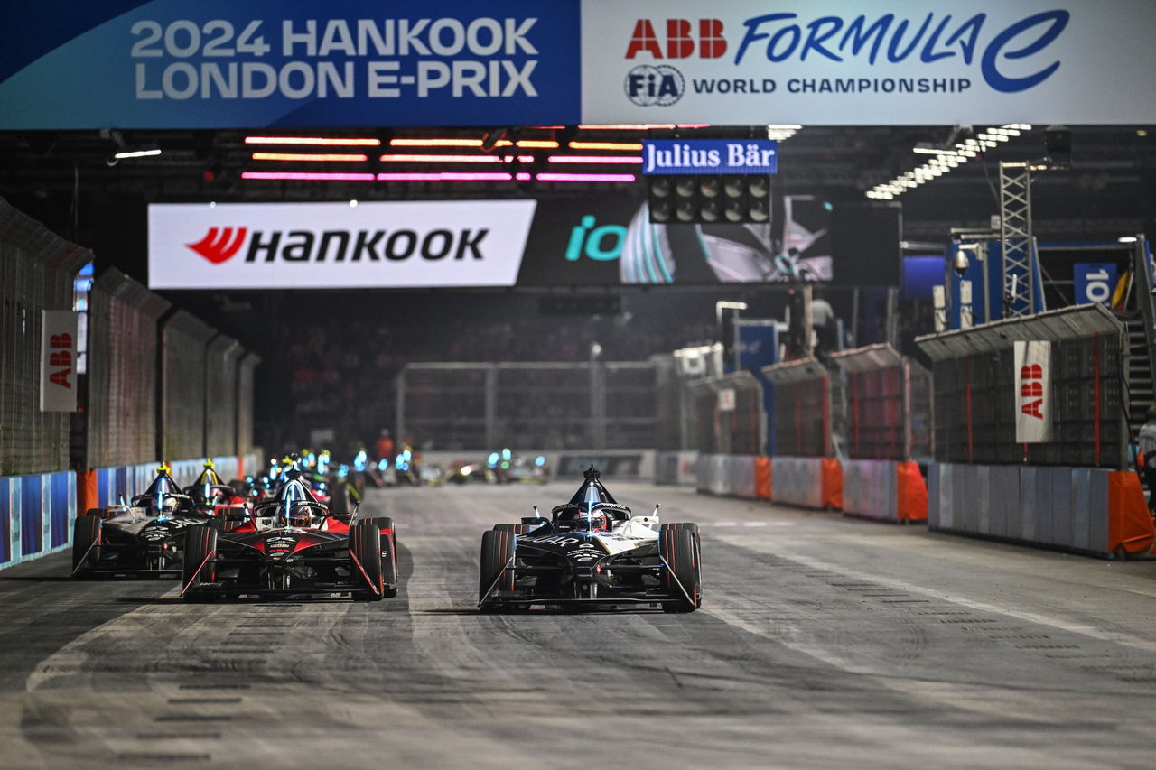 Pascal Wehrlein con Jaguar celebra su título mundial tras un giro inesperado de eventos.