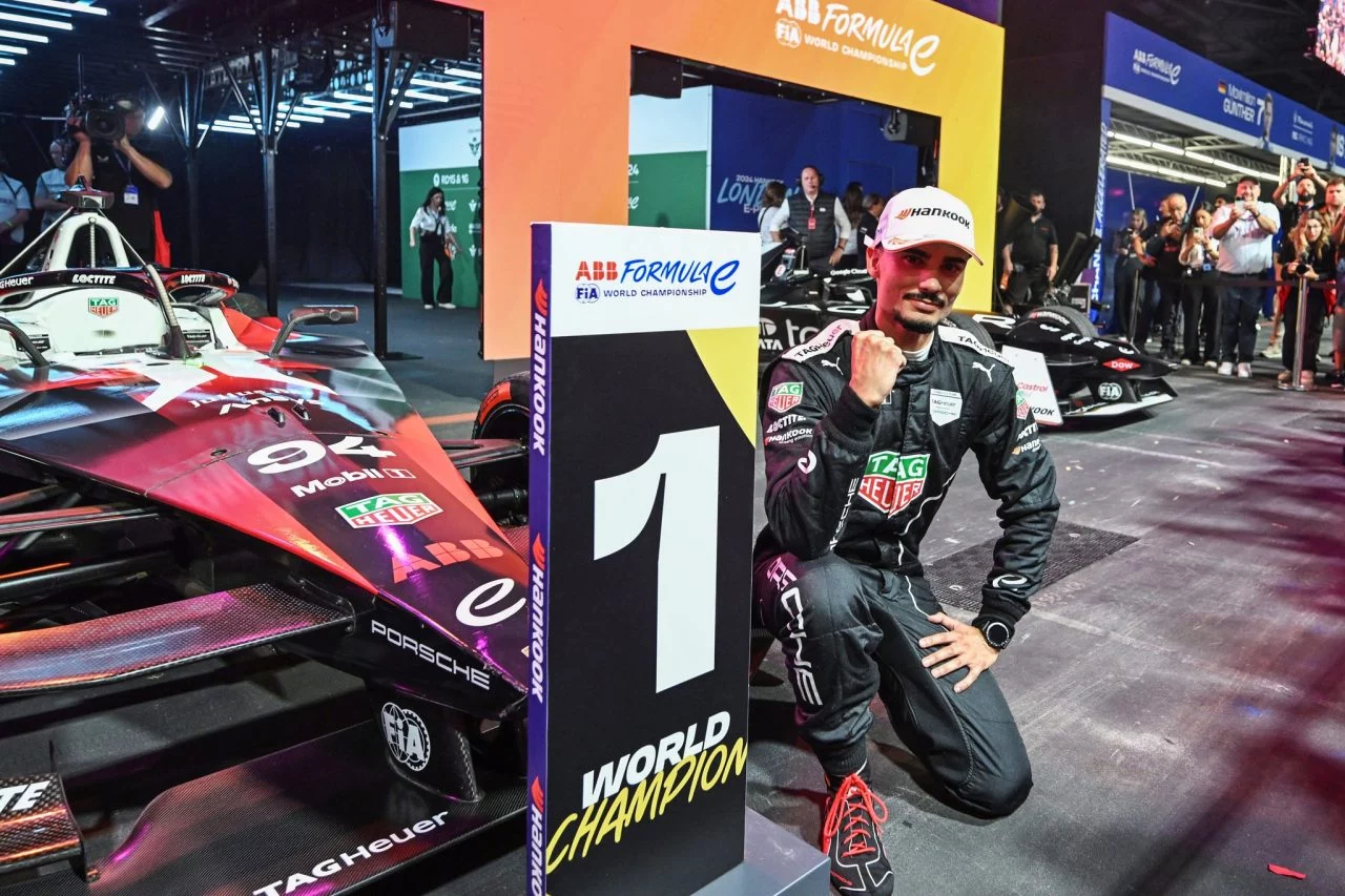 Pascal Wehrlein junto al Jaguar campeón tras un cálculo erróneo