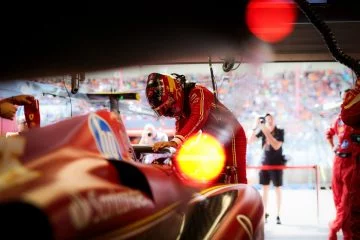 Carlos Sainz firmando contrato con Williams para la temporada 2025.