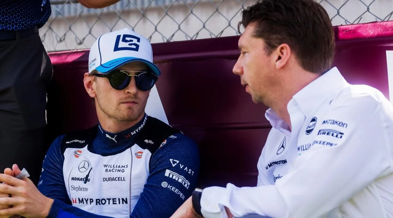 James Vowles conversando con Logan Sargeant en el paddock.