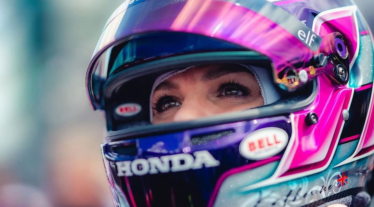 Katherine Legge con casco puesto, al volante de su IndyCar del equipo Dale Coyne Racing.