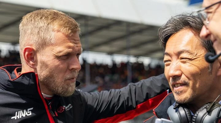 Kevin Magnussen junto a Ayao Komatsu en el paddock de Haas F1 Team.