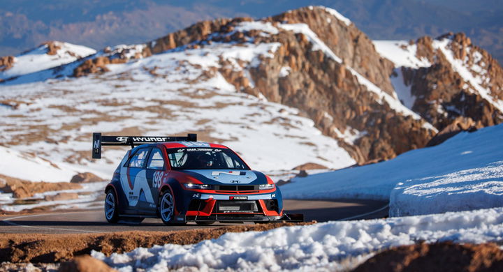 El Hyundai IONIQ 5 N en acción durante la subida a Pikes Peak con Dani Sordo.