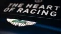 Vista parcial del emblema y lema de Aston Martin.