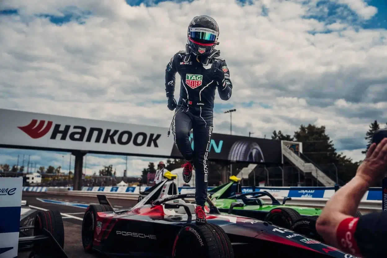 António Félix da Costa celebra victoria en el ePrix de Londres junto a su Porsche de Fórmula E