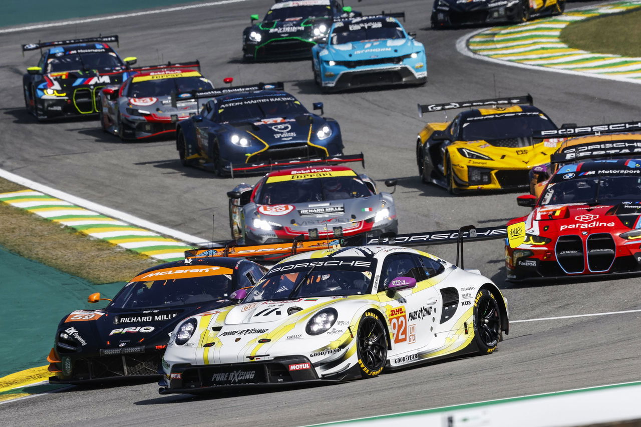 Porsche liderando con destreza en el circuito de Interlagos.