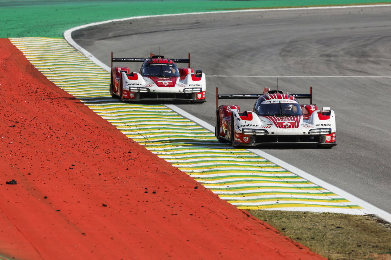 Doble estampa de los contendientes de Interlagos: Toyota y Porsche en plena competición.