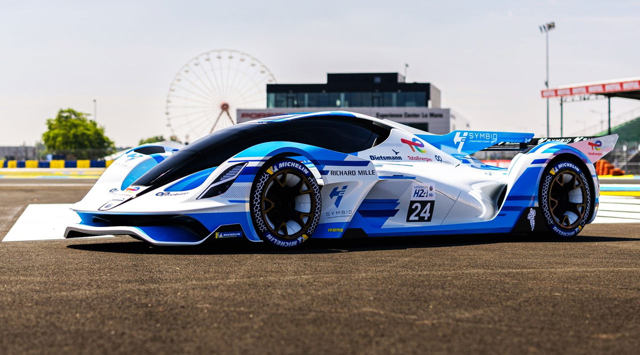 Vista lateral del H24EVO con tecnología de McLaren en pista.