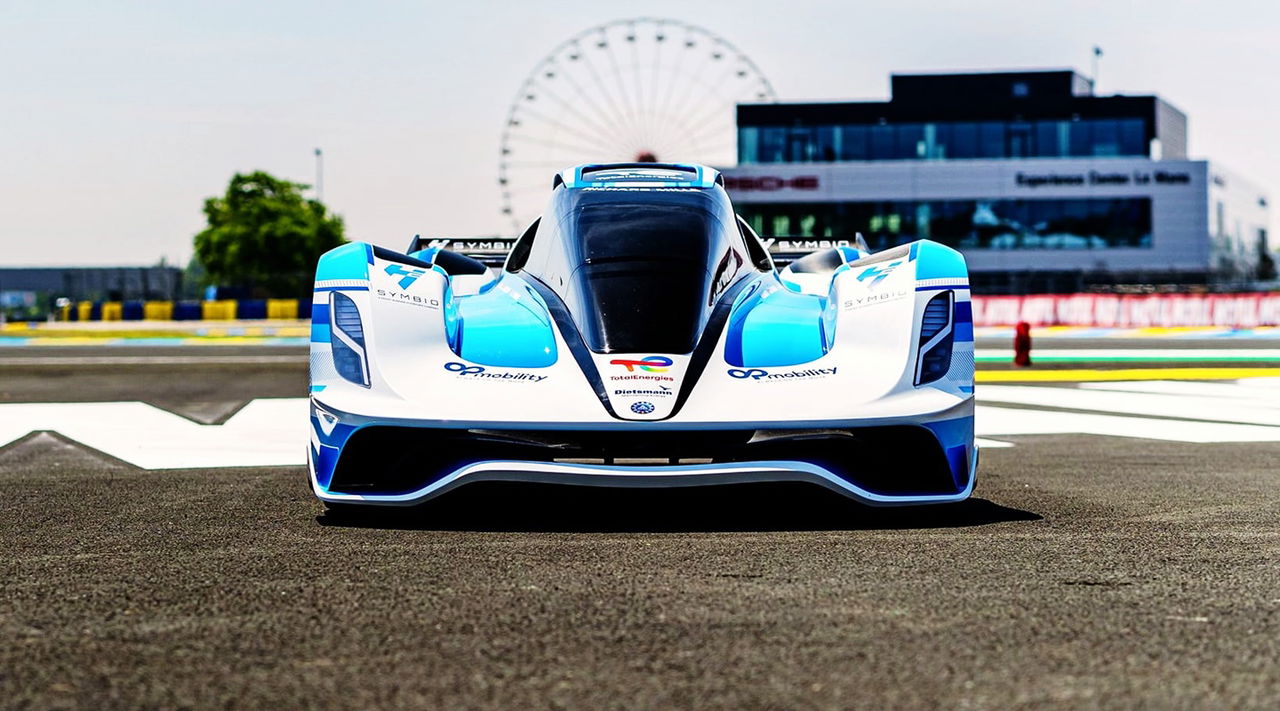 Vista delantera del H24EVO con tecnología McLaren en pista.