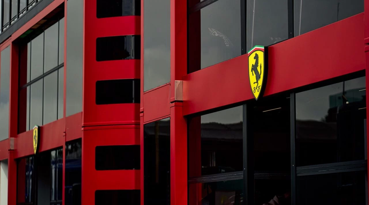 La Scuderia Ferrari presenta su motorhome en el circuito de pruebas.