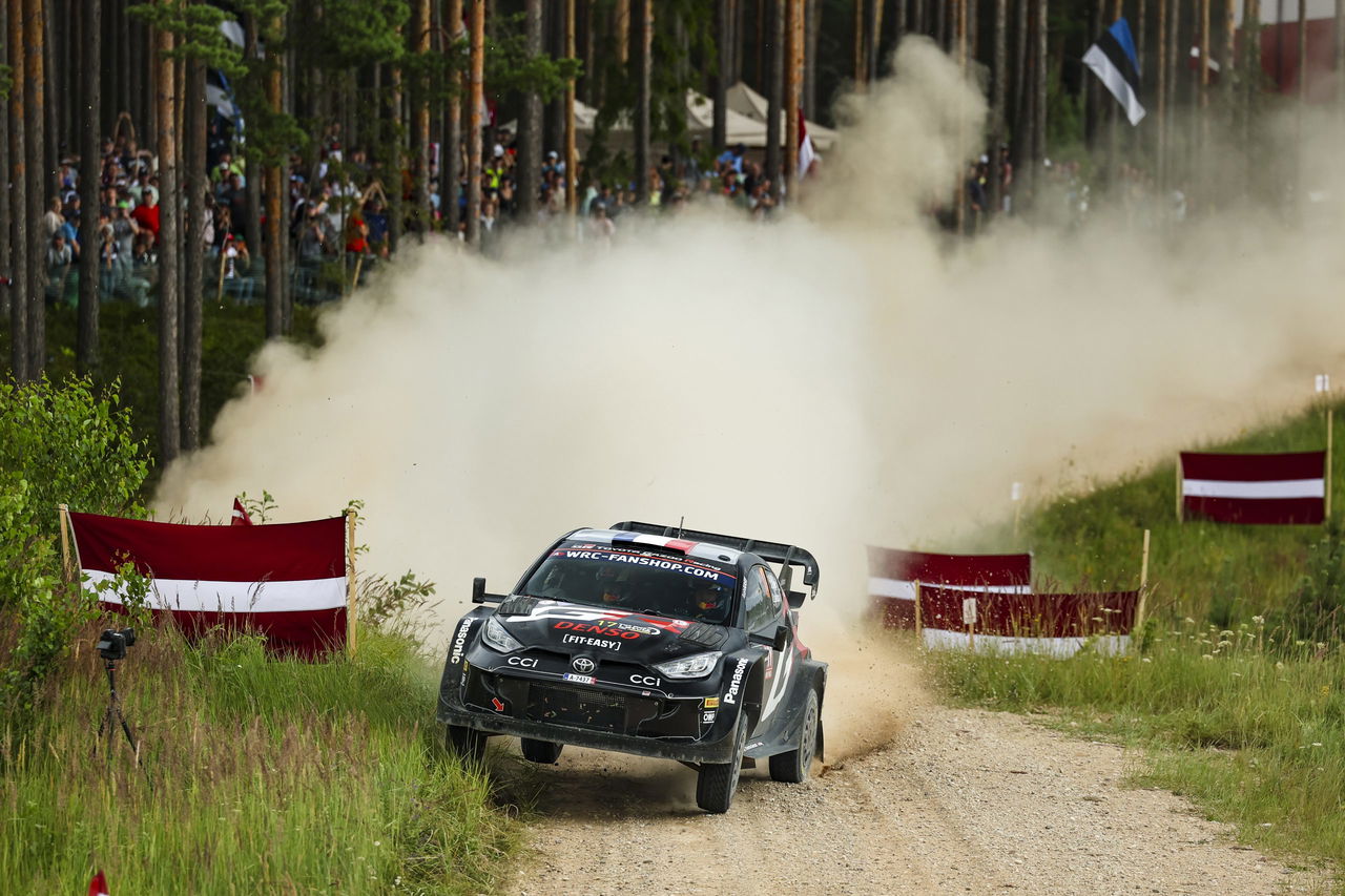 Hyundai i20 de Ott Tänak deslizándose sobre la tierra en el Rally de Letonia.