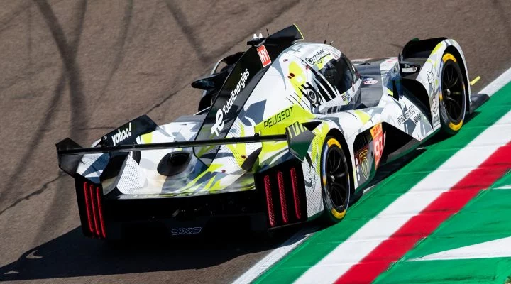 Peugeot 9X8 en acción durante el WEC, muestra lateral dinámica.