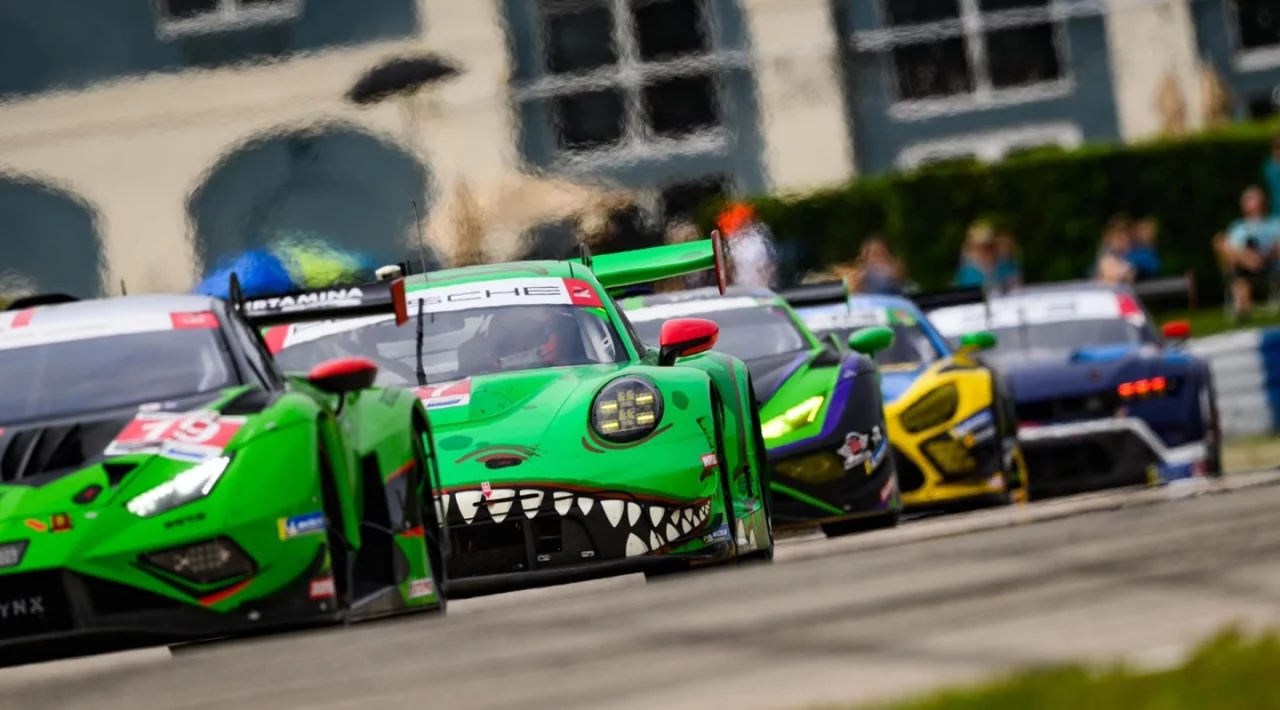 Porsche 911 GTD en acción durante la IMSA, máxima expresión de velocidad y técnica.