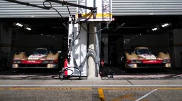 Visión de dos Porsche 963 preparados en el box para competir en el WEC.