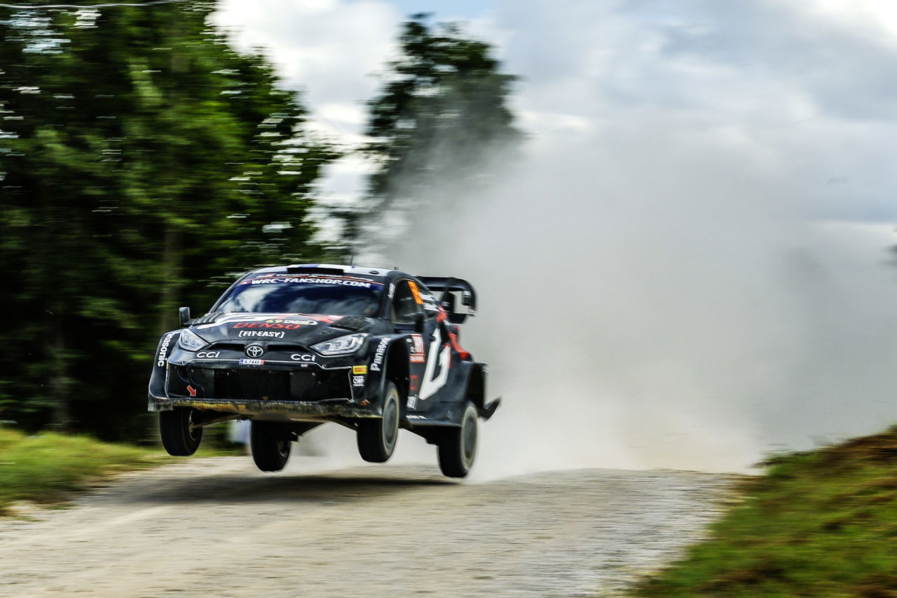 Kalle Rovanperä dominando en el Rally de Letonia con su Toyota Yaris WRC.