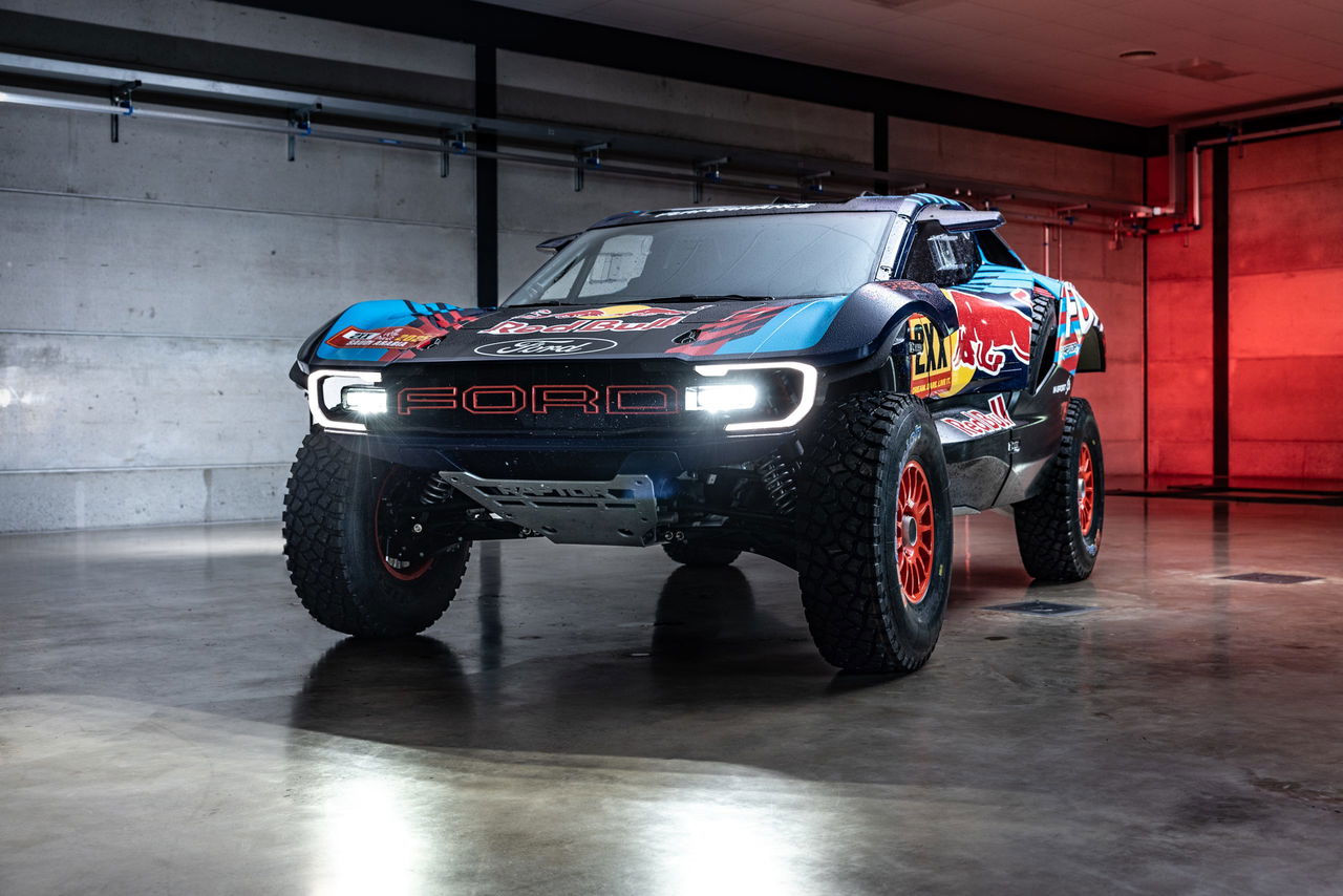 Ford Raptor T1+ lista para enfrentar el Dakar, con diseño robusto y agresivo.