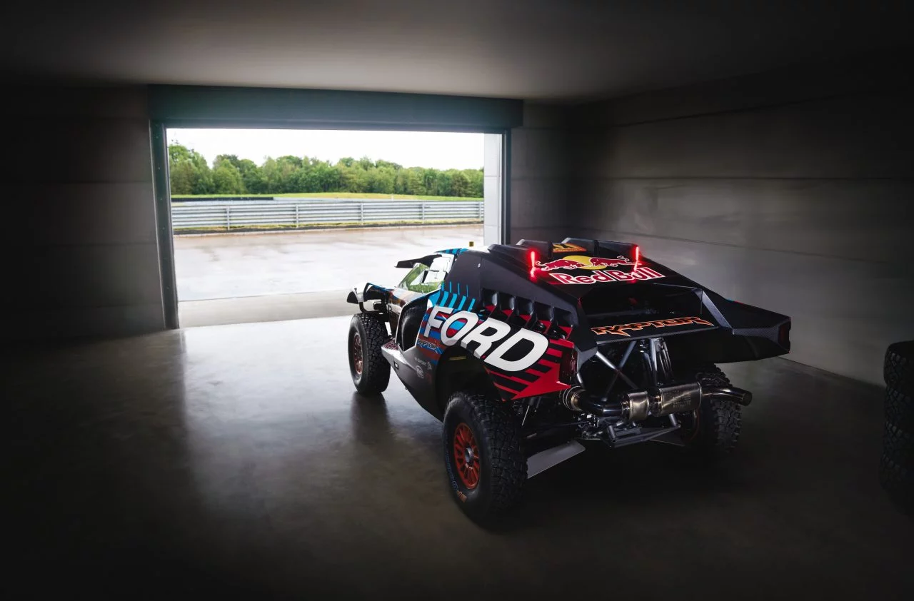 Vista lateral de la Ford Raptor T1+, preparada para la competición en el Dakar.