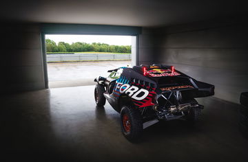 Vista lateral de la Ford Raptor T1+, preparada para la competición en el Dakar.