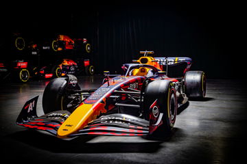 Red Bull RB20 despliega una decoración impactante para el GP de Gran Bretaña.