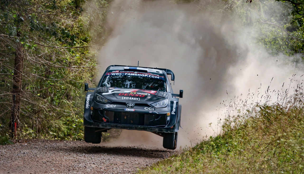 Kalle Rovanperä al mando de su Toyota en el Rally de Letonia, dominando los caminos de tierra.