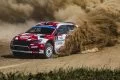 Vehículo competición derrapando con destreza en circuito de tierra del Rally de Letonia 2024.