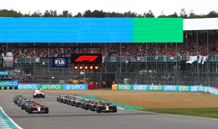 Momento emocionante del inicio en el Gran Premio de Gran Bretaña, con los monoplazas listos para la acción.