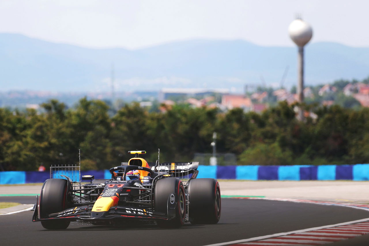 Carlos Sainz lidera con destreza en el circuito húngaro con su monoplaza de F1.