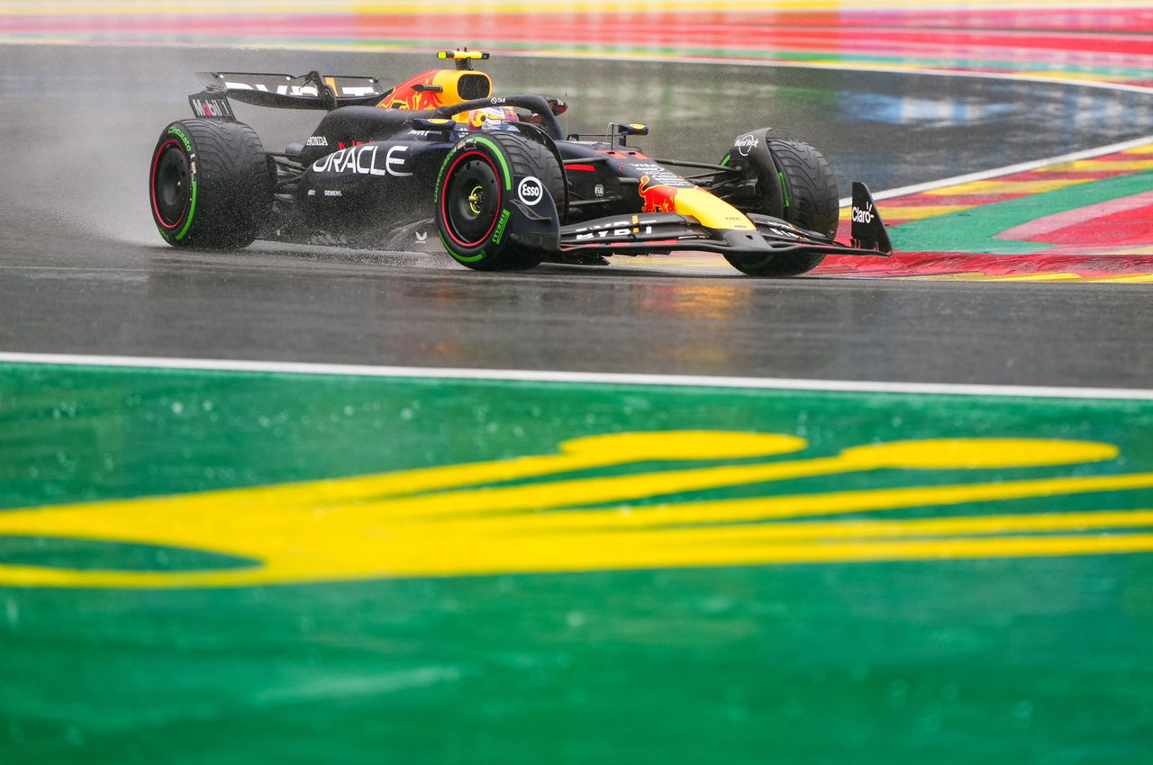 Monoplaza en acción durante la clasificación de Spa, destacando su dinamismo y aerodinámica.