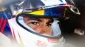 Primer plano de Sergio Pérez con casco de Red Bull Racing, reflexión y concentración antes de la carrera.