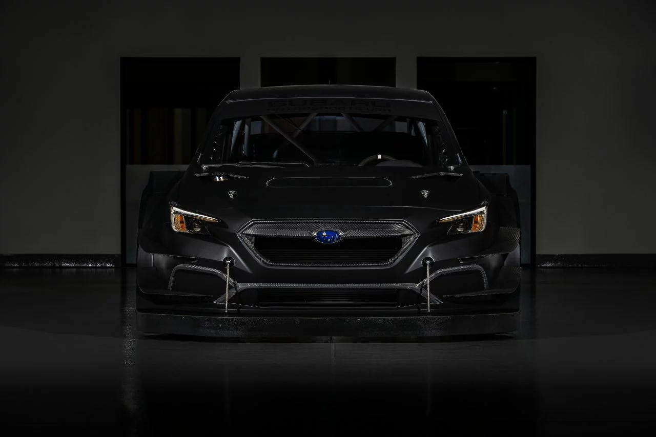 Visión frontal agresiva del Subaru WRX STI Project Midnight, resaltando su diseño enfocado en la performance.