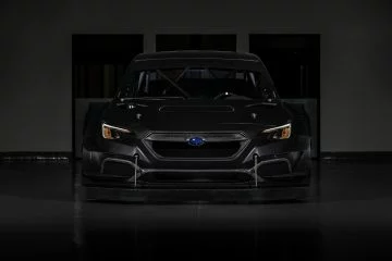 Visión frontal agresiva del Subaru WRX STI Project Midnight, resaltando su diseño enfocado en la performance.