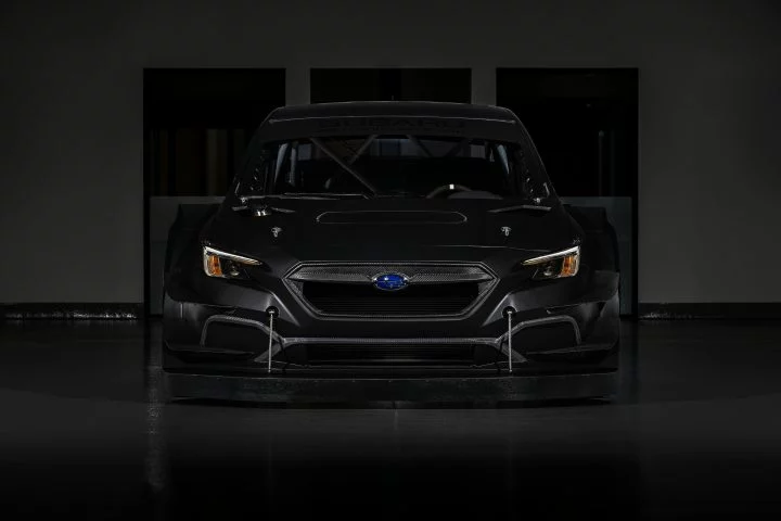 Visión frontal agresiva del Subaru WRX STI Project Midnight, resaltando su diseño enfocado en la performance.