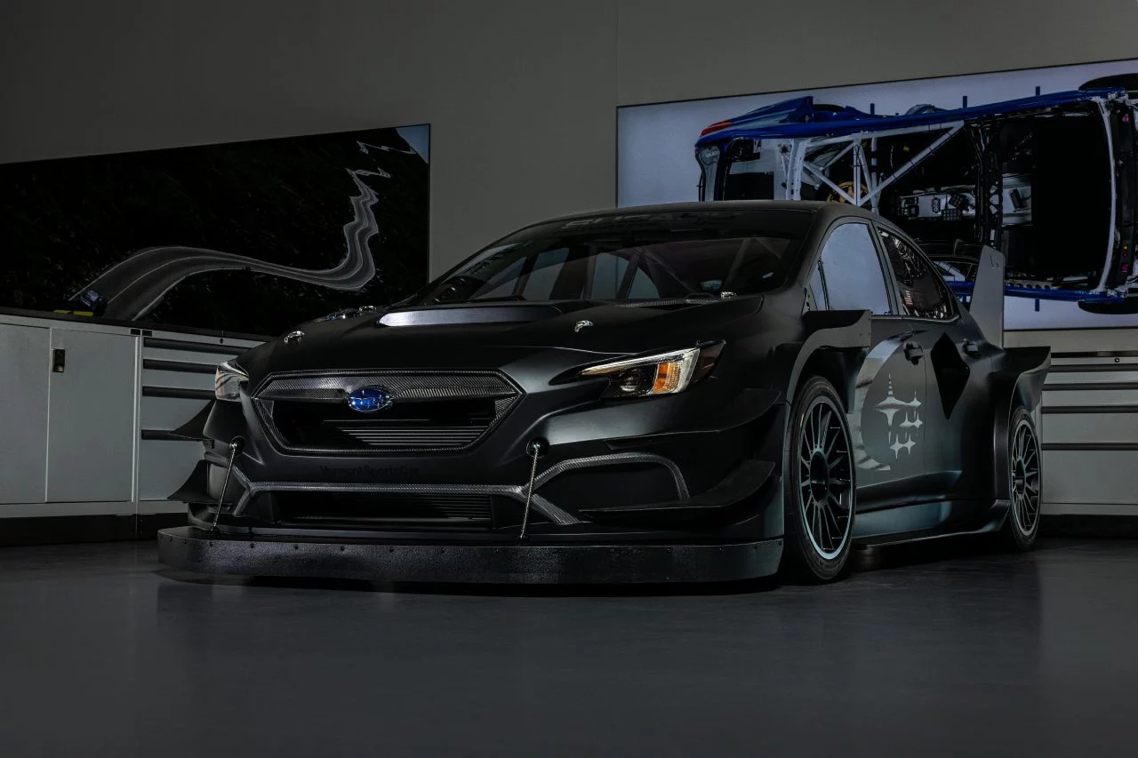 Subaru WRX STI Project Midnight exhibiendo su diseño frontal y perfil lateral.