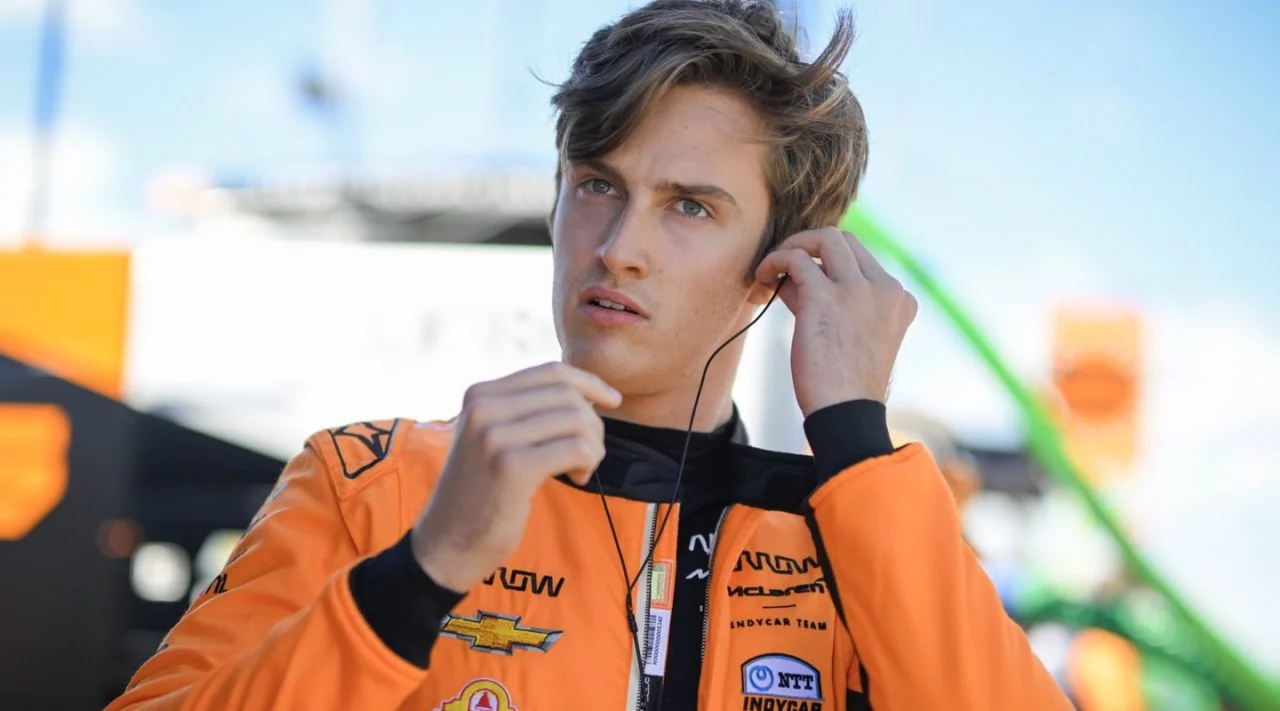 Théo Pourchaire junto a su Arrow McLaren IndyCar