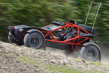 El Ariel Nomad en acción, mostrando su perfil lateral y robustez en entornos naturales.