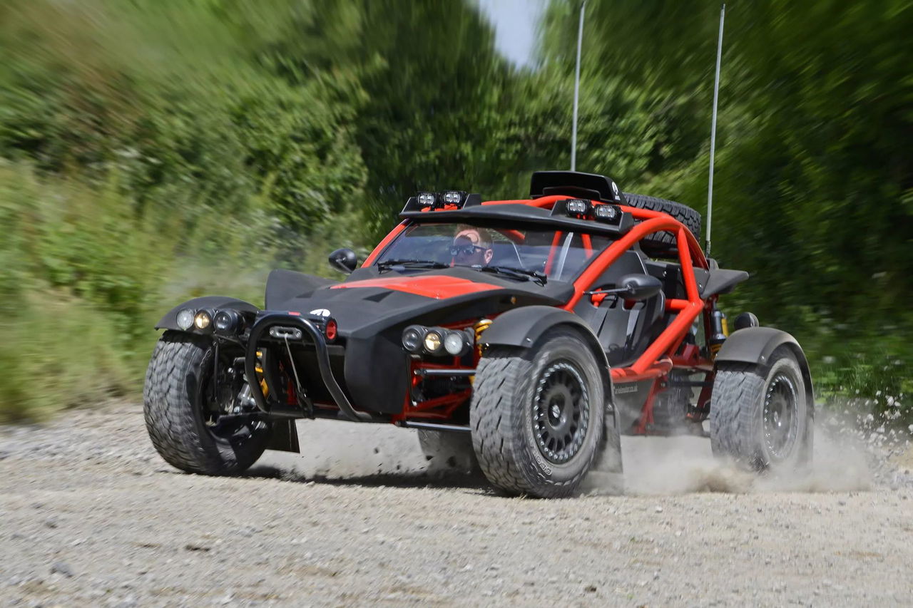 Vista dinámica del Ariel Nomad, potencia y ligereza en terrenos difíciles