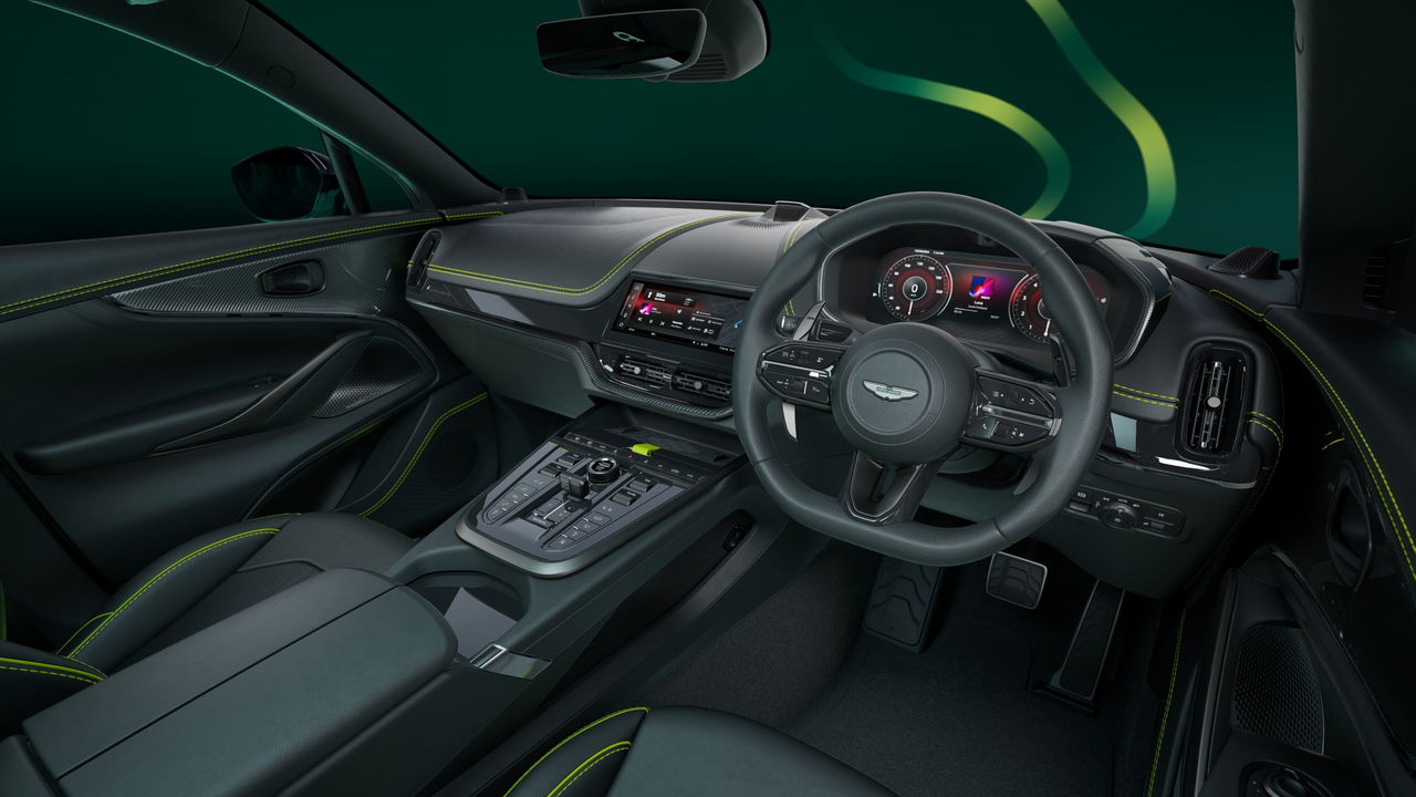 Vista del habitáculo del Aston Martin DBX707, exquisitez y deportividad.