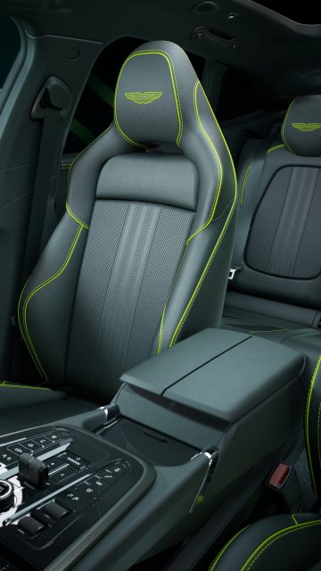 Asientos deportivos con bordados y detalles que invocan la esencia de Aston Martin.